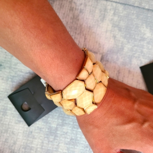 Jigsaw Style Stretch Bracelet - Picture 2 of 3